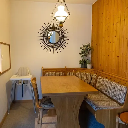 - 2 Pieces Au Pied Du Telecabine *